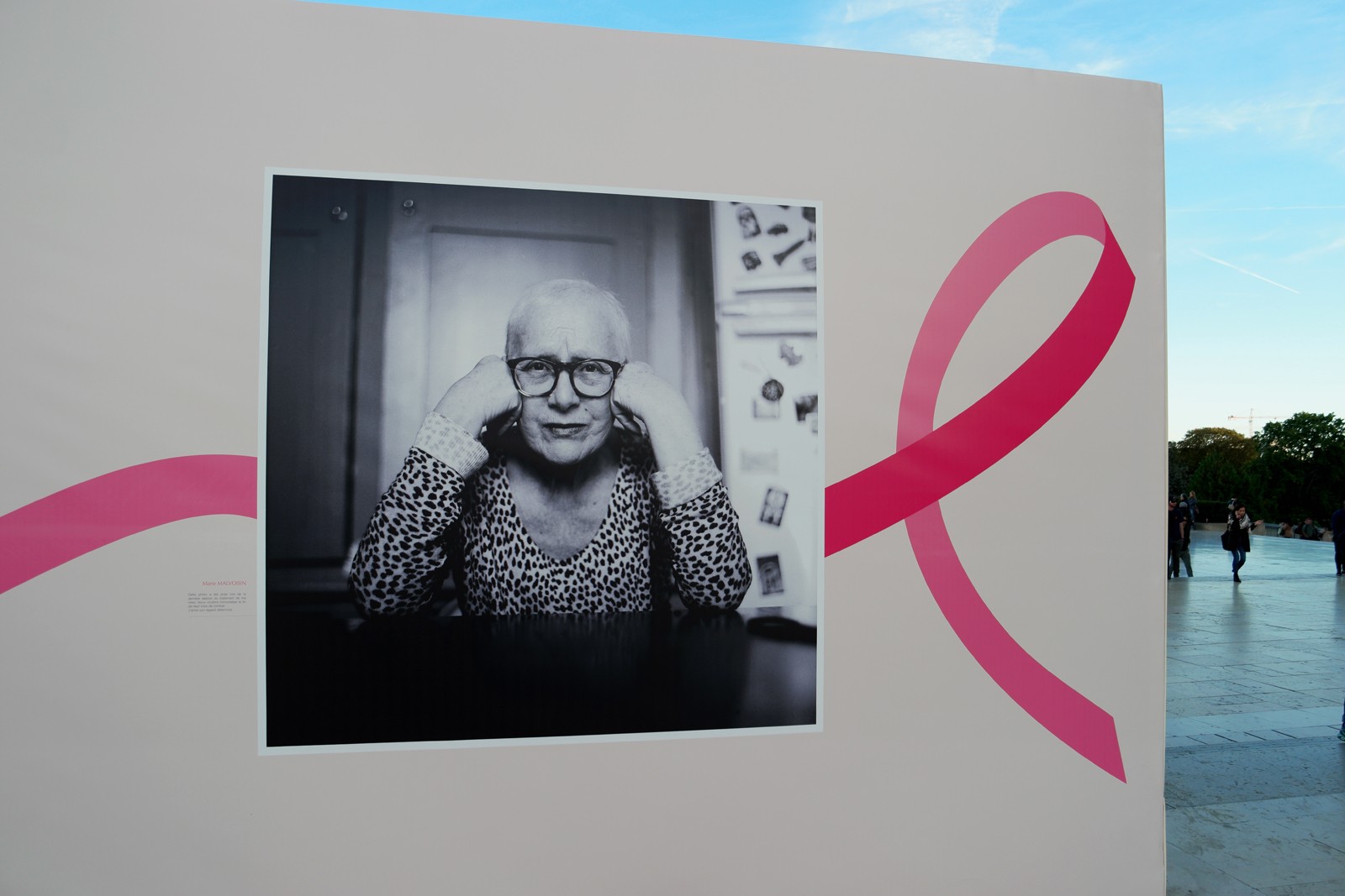 Photo lauréate concours Pink Ribbon award Estée Lauder exposition Octobre Rose 2015 Parvis Trocadéro Tour Eiffel Paris cancer du sein parlons-en photo usofparis