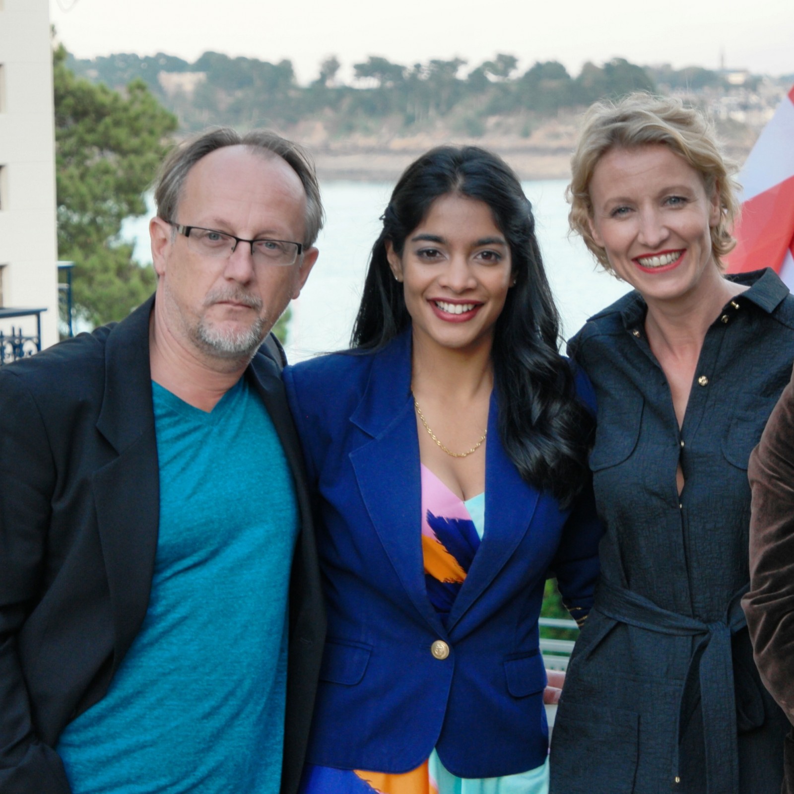 Le producteur Bertrand Faivre avec les comédiennes Amara Karan et Alexandra Lamy 