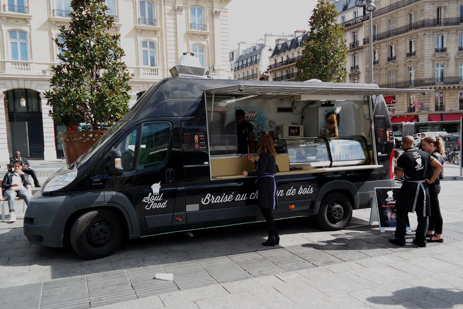 New Soul Food truck by Rudy Laine camion graffé pour cuisine afro-disiaque braisée au feu de bois photo united states of paris blog
