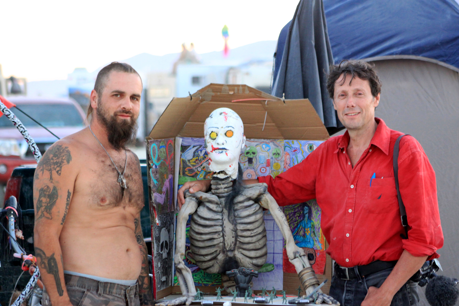 Antoine de Maximy et un homme tatoué au festival Burning Man désert de Black Rock au Nevada DVD j irai dormir chez l homme qui brule