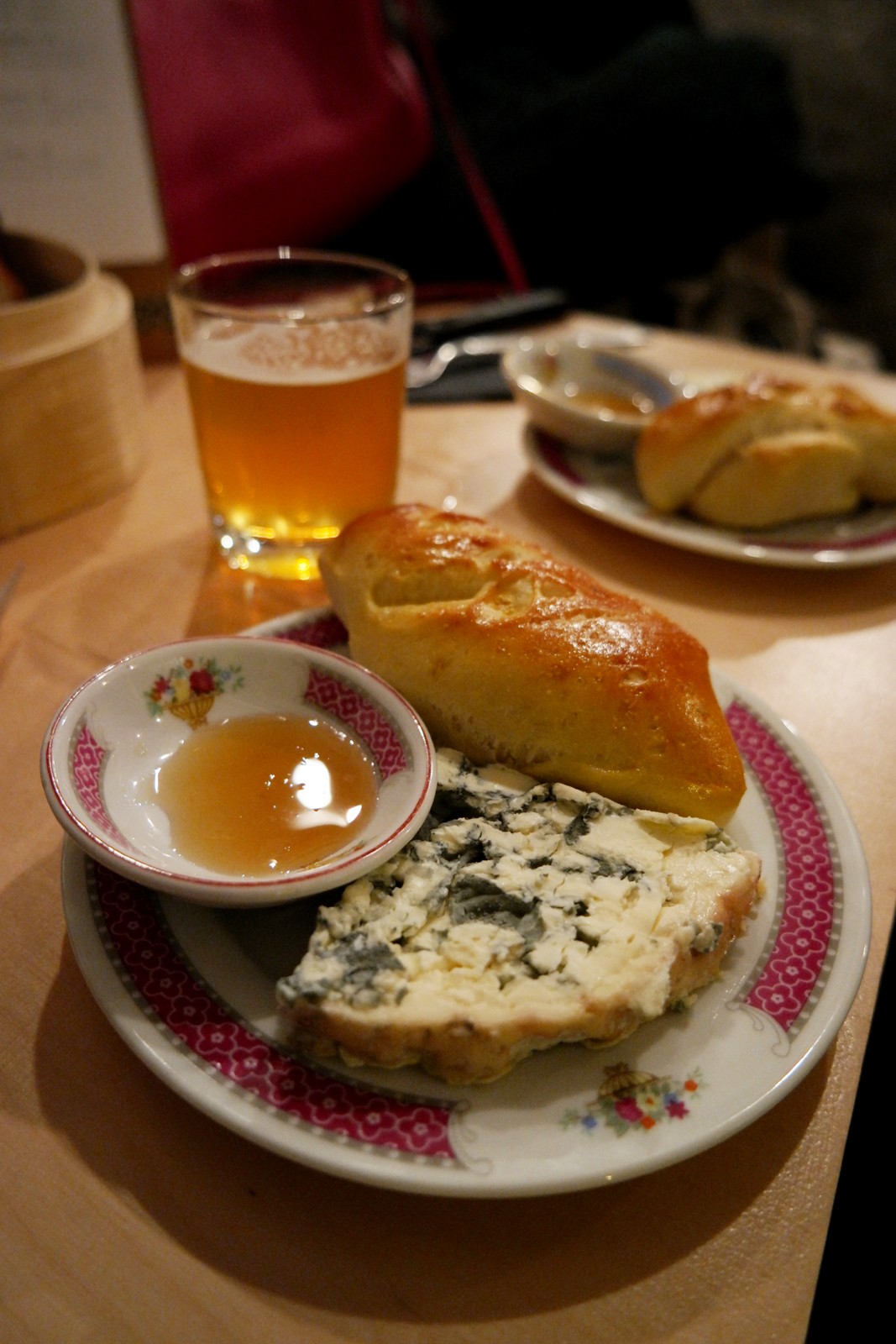 Le Triangle Paris restaurant microbrasserie assiette fromage bleu fourme d ambert sirop d erable cuisine maison bières artisanales photo usofparis blog