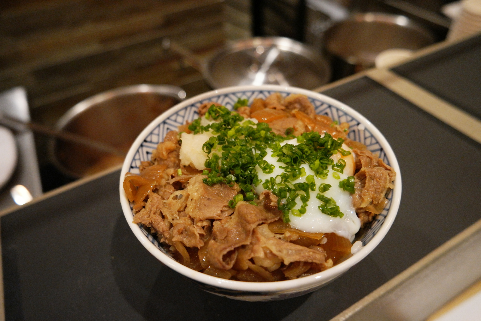 Guydon bol de riz chaud avec bouillon parfumé avec viande Restaurant japonais Oishinoya Paris photo usofparis blog