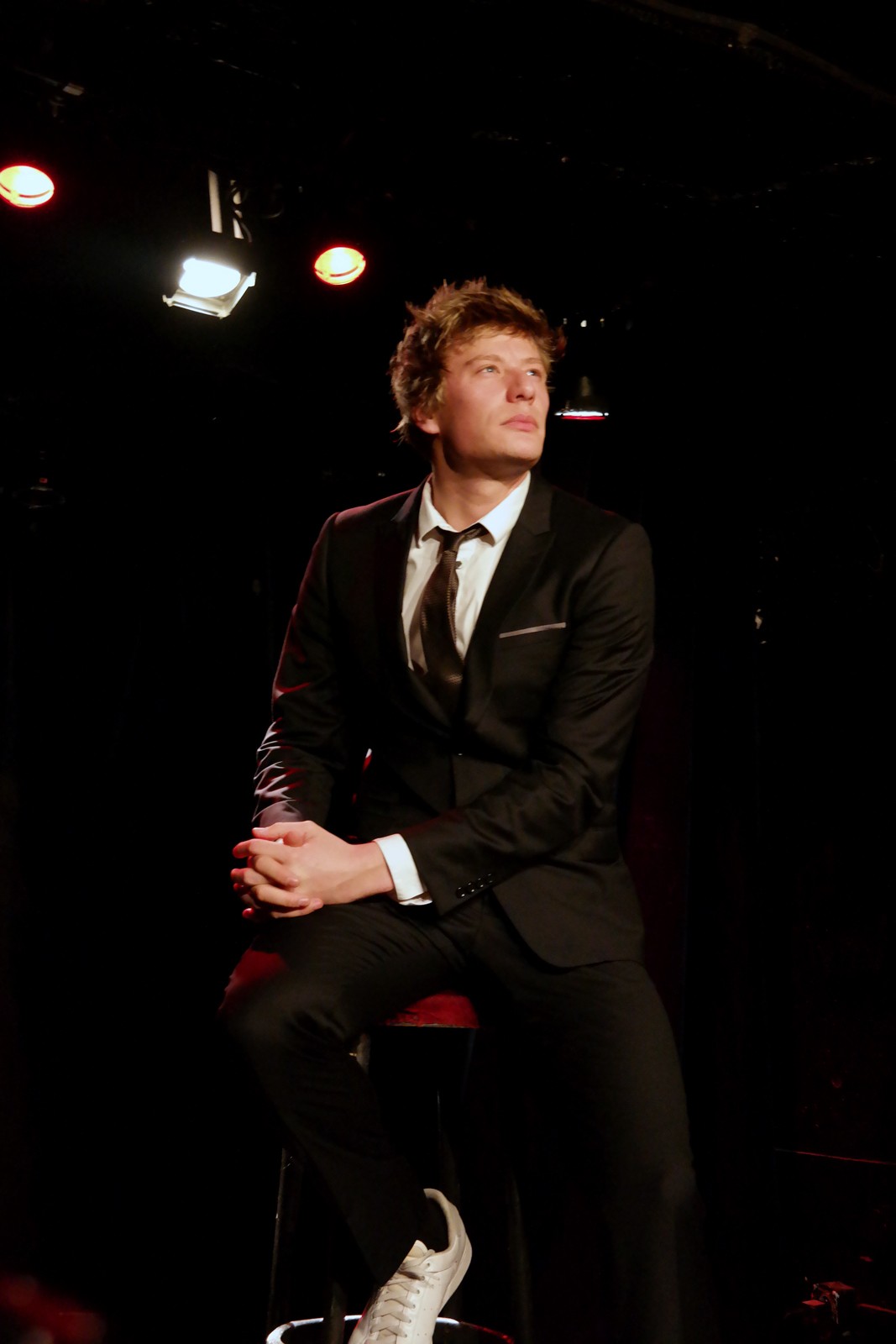 Gérémy Credeville G Parfait et Modeste sur la scène du Théâtre des Blancs Manteaux Paris spectacle humour one man show photo usofparis blog