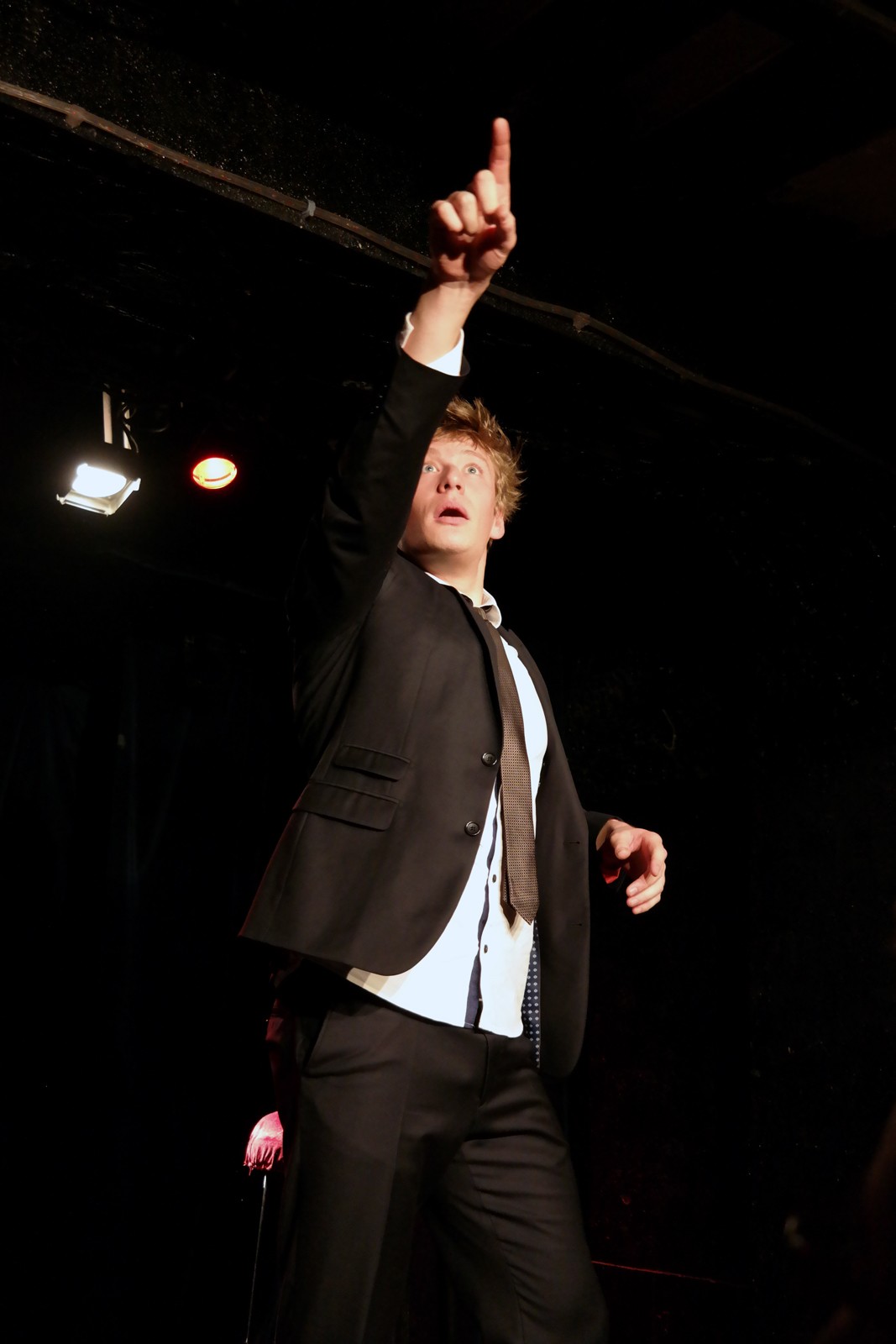 Gérémy Credeville spectacle G Parfait et Modeste sur la scène du Théâtre des Blancs Manteaux Paris humour one man show photo usofparis blog