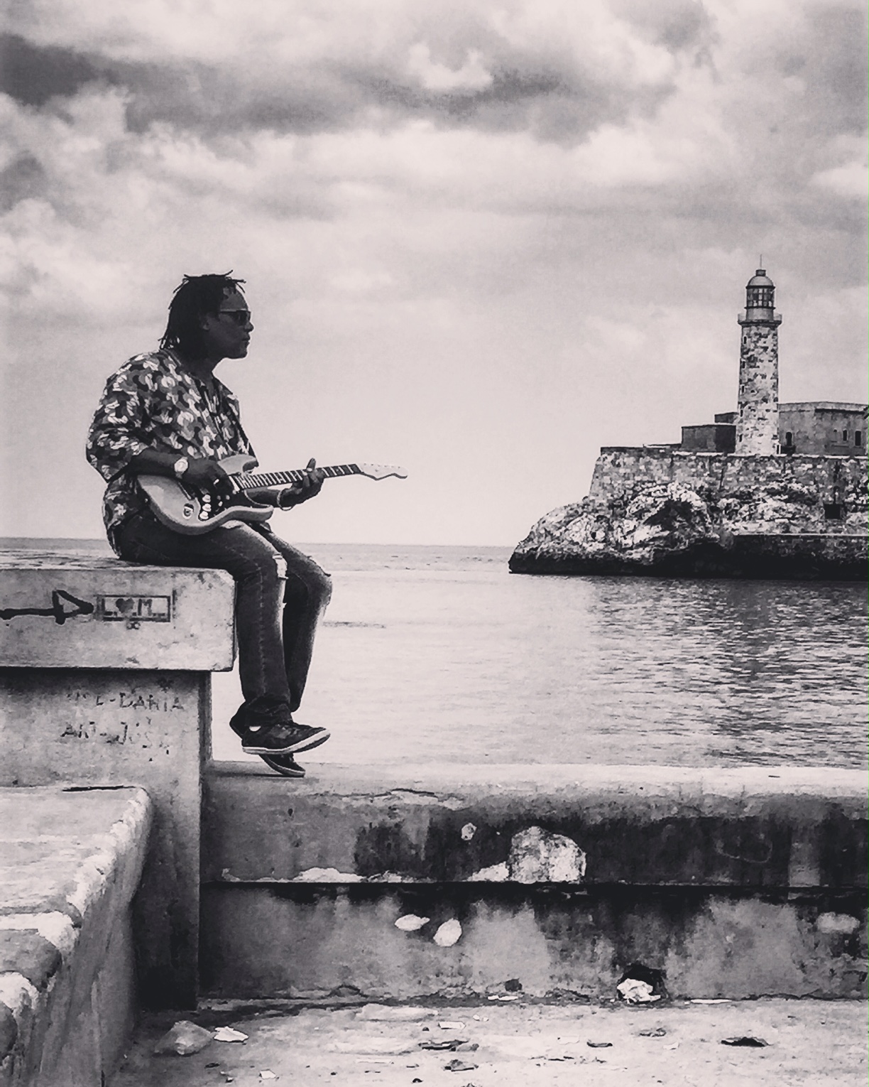 Guitariste sur la jetée Malecon digue nord La Havane Habana Cuba guitarist photo usofparis travel blog voyage amérique du nord