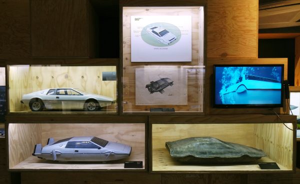 James Bond 007 l exposition 50 ans expo avis critique Grande halle la villette cinéma gadget Q Photo by blog United States of Paris