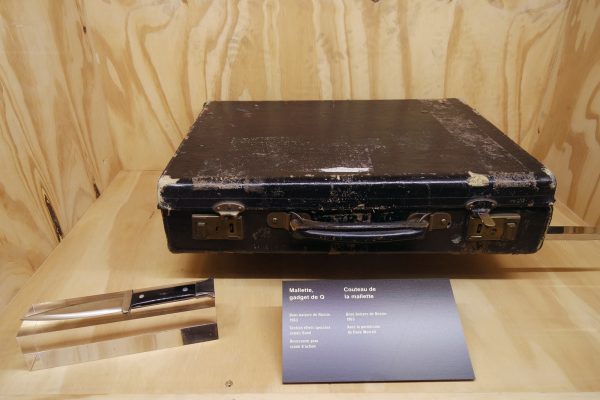 James Bond 007 l exposition 50 ans expo avis critique Grande halle la villette cinéma valise bons baisers de russie Photo by blog United States of Paris