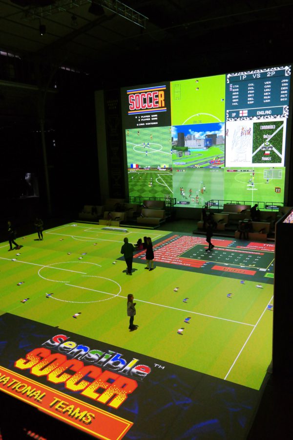 Soccer Party Club terrain de foot virtuel géant installation Kick Off Super Soccer Pelé Football Grande Halle de La villette Foot Foraine Euro 2016 photo usofparis blog