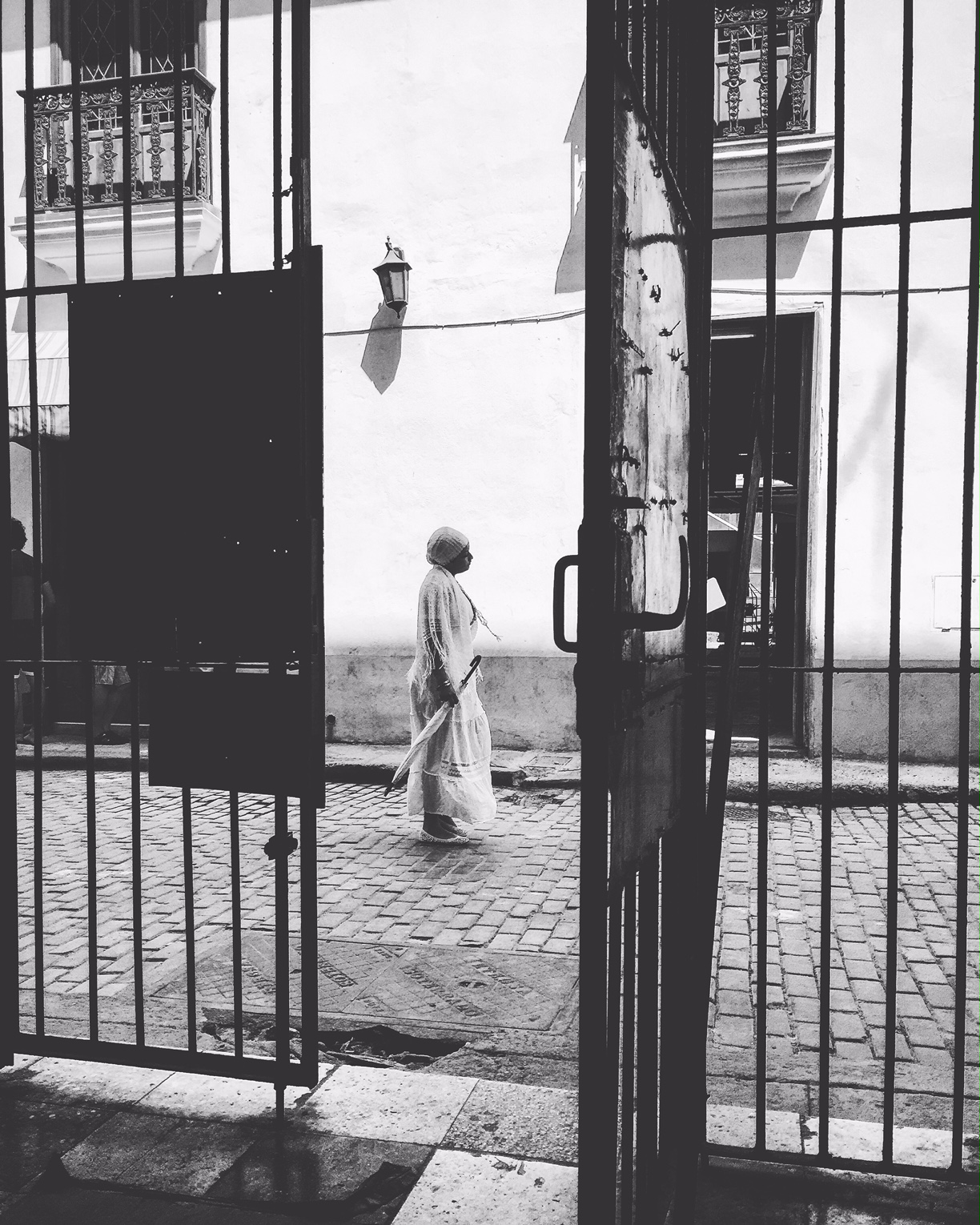 Femme dans une ruelle La Havane La Habana street photo noir et blanc usofparis travel blog voyage tourisme amérique du nord