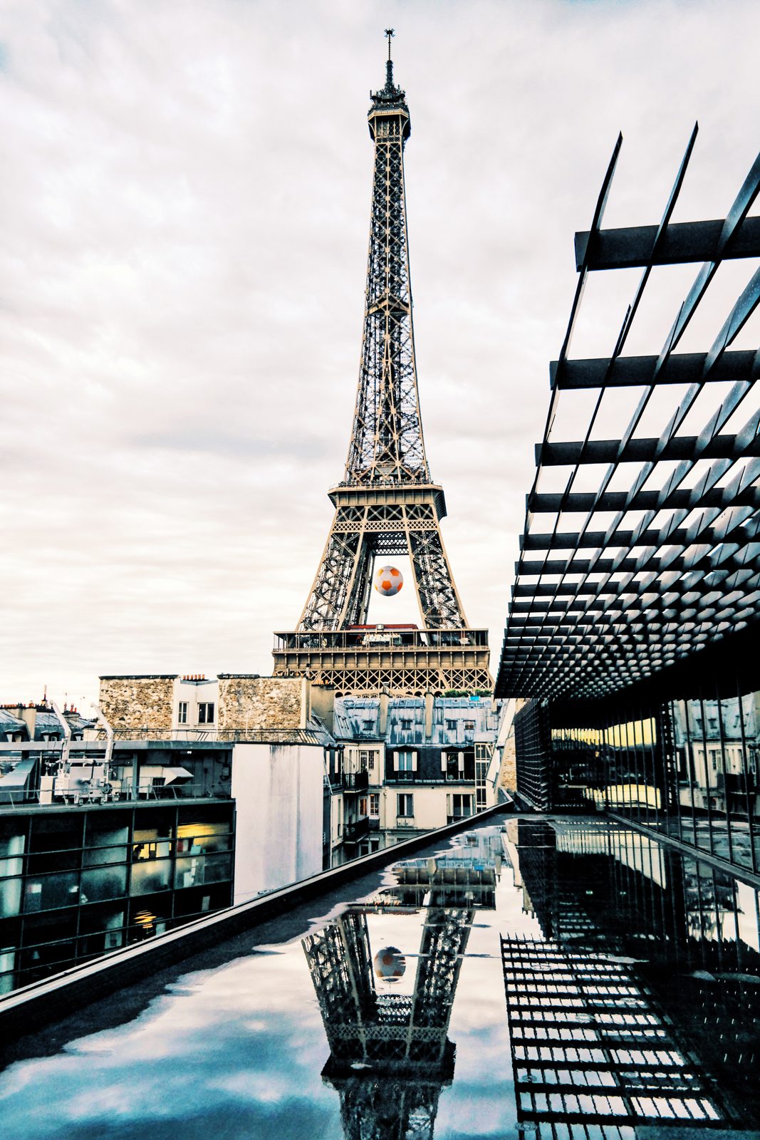 La Tour Eiffel Tower depuis le toit terrasse du Musée du Quai Branly Jacques Chirac museum rooftop paris jeu de reflet photo du mois by usofparis blog