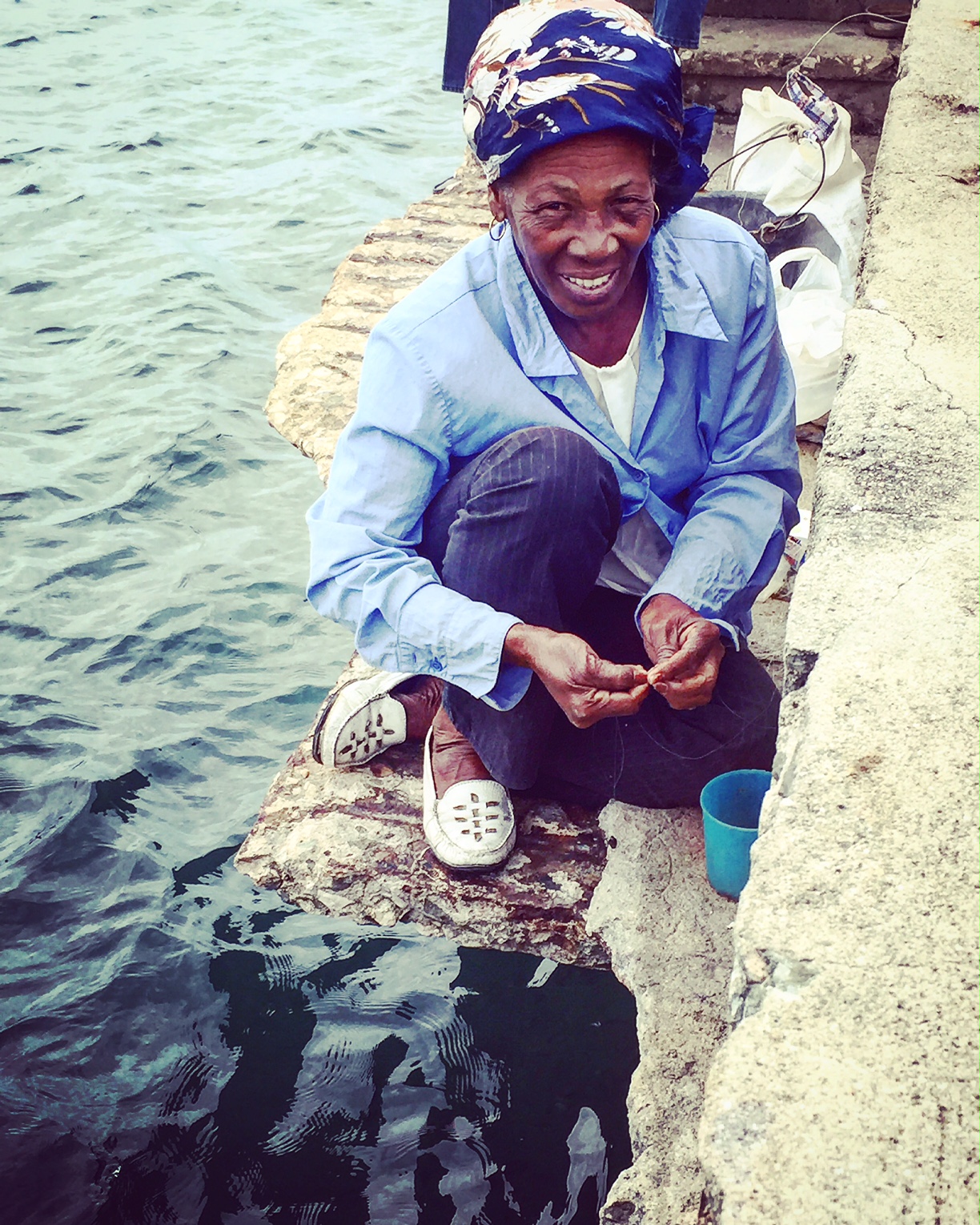 Pour survivre, de nombreux Cubains pêchent. Comme ici, avec cette femme d'une cinquantaine d'années à Cienfuegos.