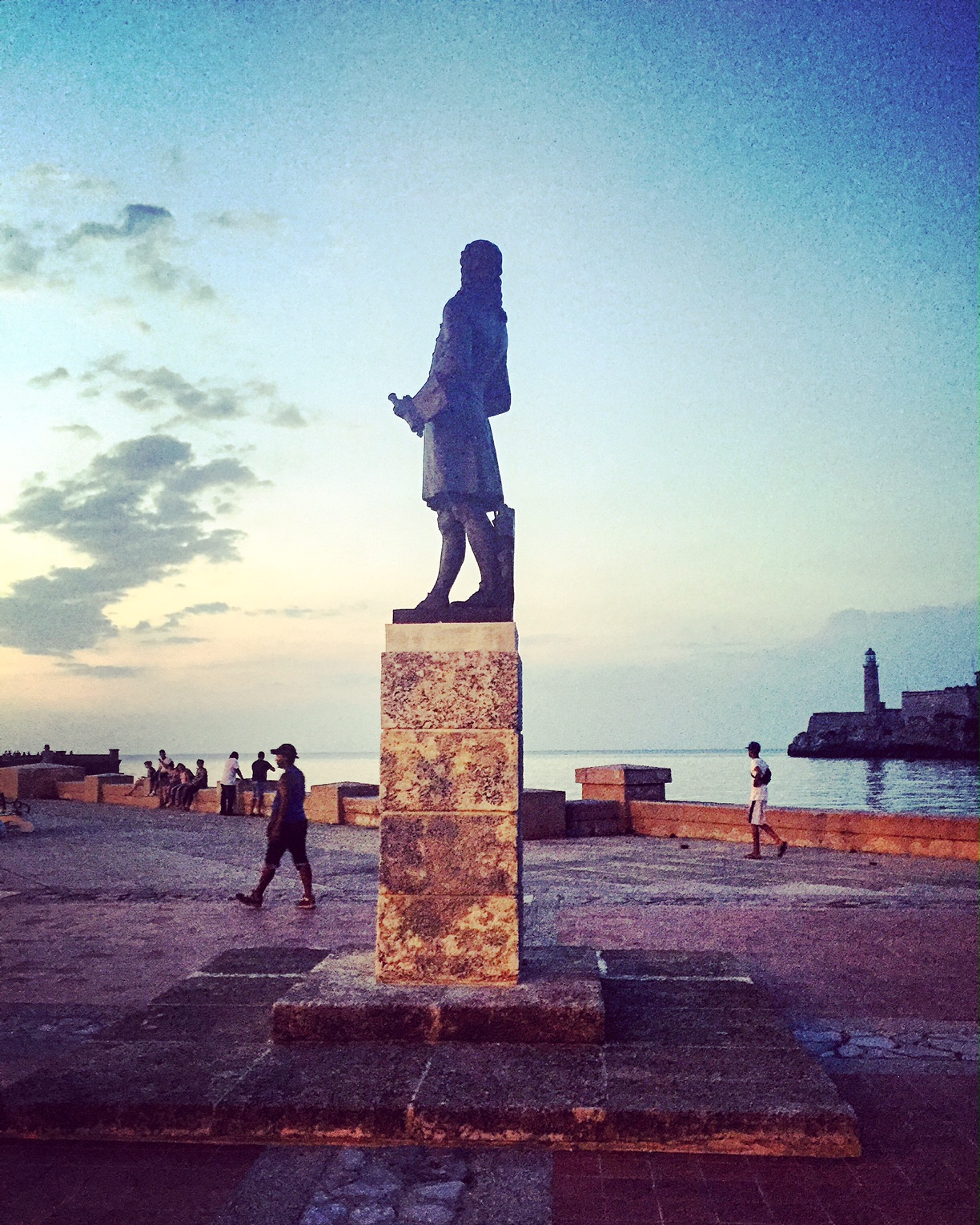 Statue jetée digue Le Malecon tombée de la nuit nord La Havane La Habana Cuba photo usofparis travel blog voyage amérique du nord