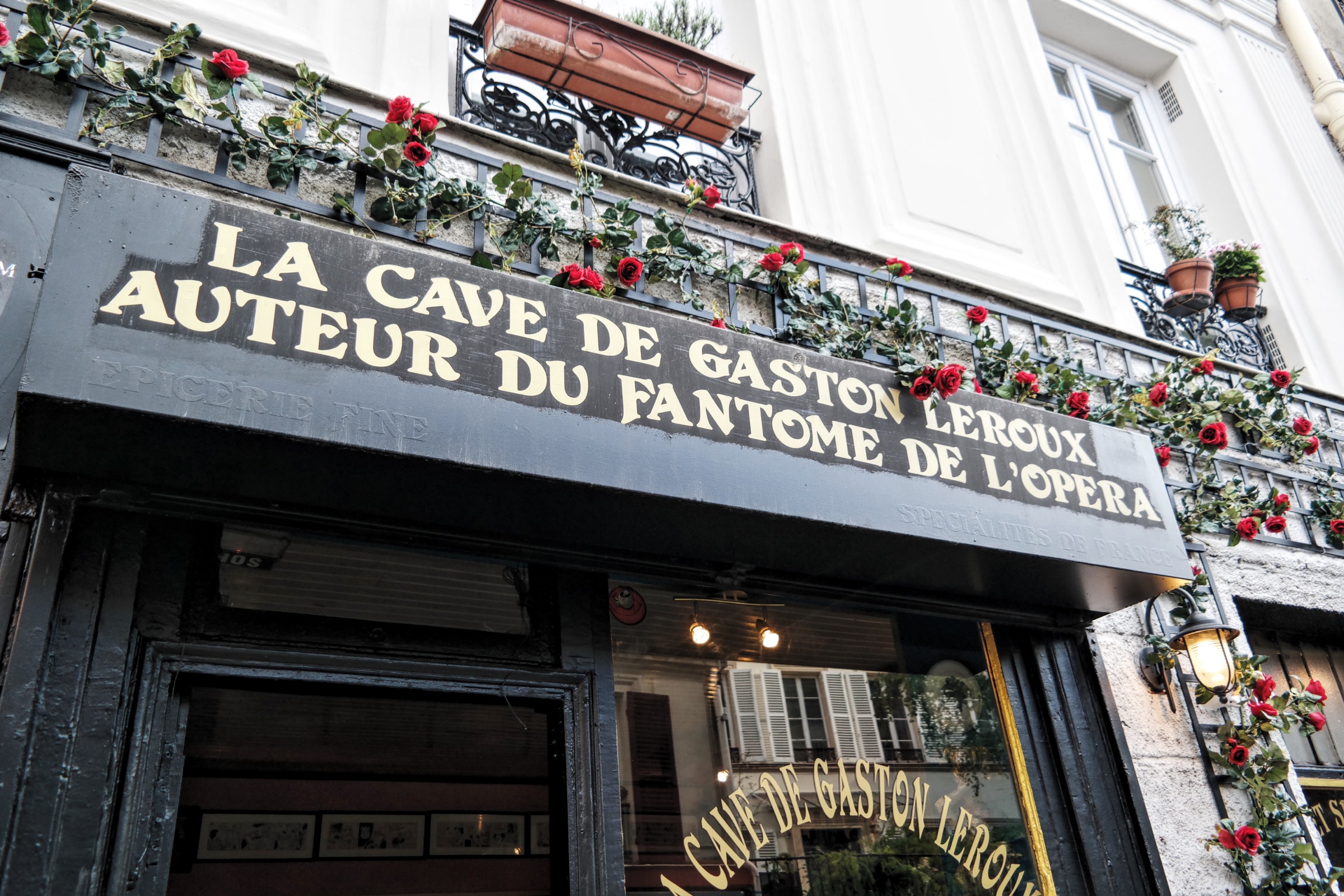 La-Cave-de-Gaston-Leroux-auteur-du-roman-Le-Fantôme-de-l-Opéra-106-Rue-Lepic-Paris-18-Montmartre-comédie-musicale-Théâtre-Mogador-photo-usofparis-blog