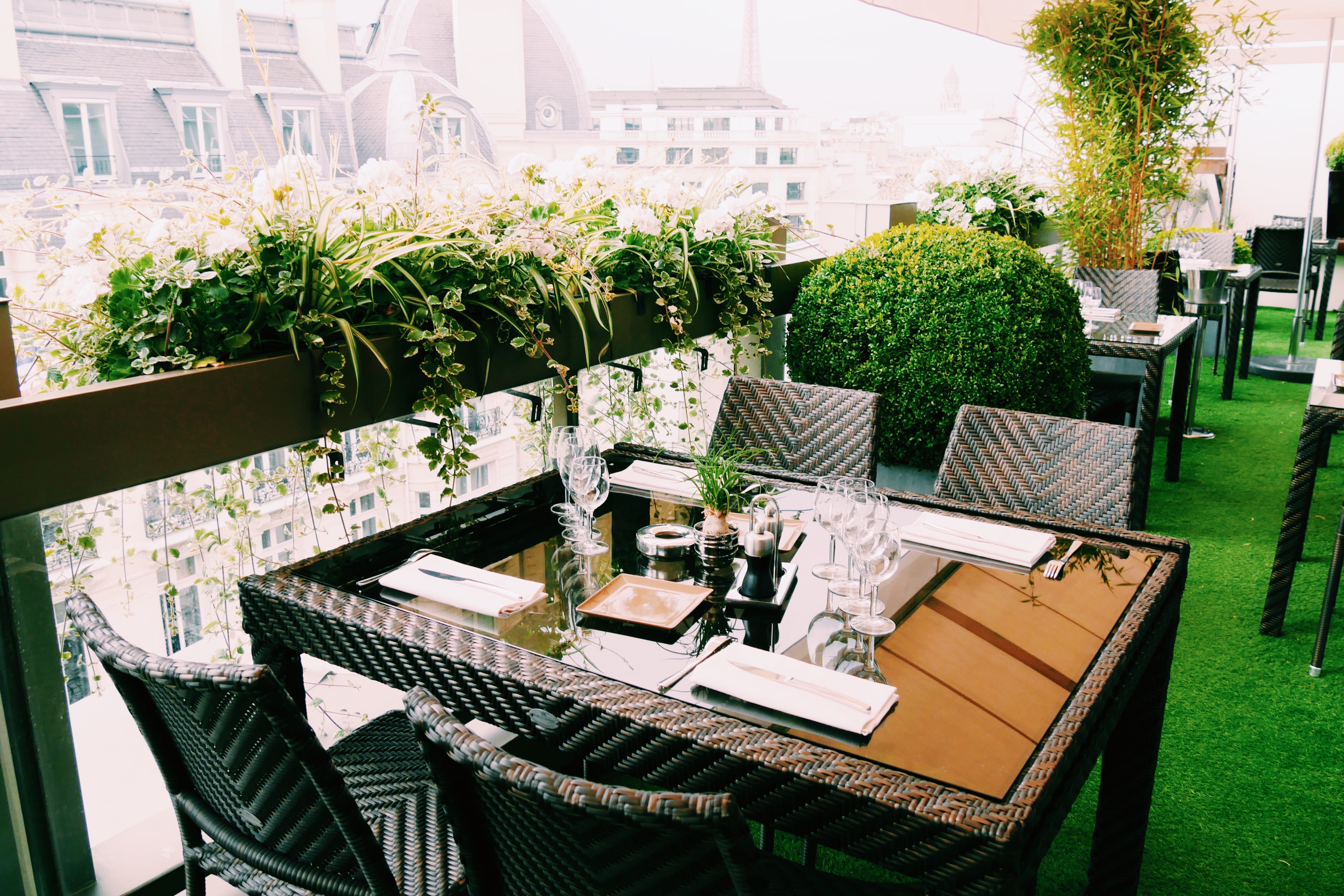 Restaurant-Le-W-rooftop-bar-déjeuner-diner-brunch-Hôtel-Warwick-Paris-Champs-Elysées-terrasse-terrace-photo-usofparis-blog