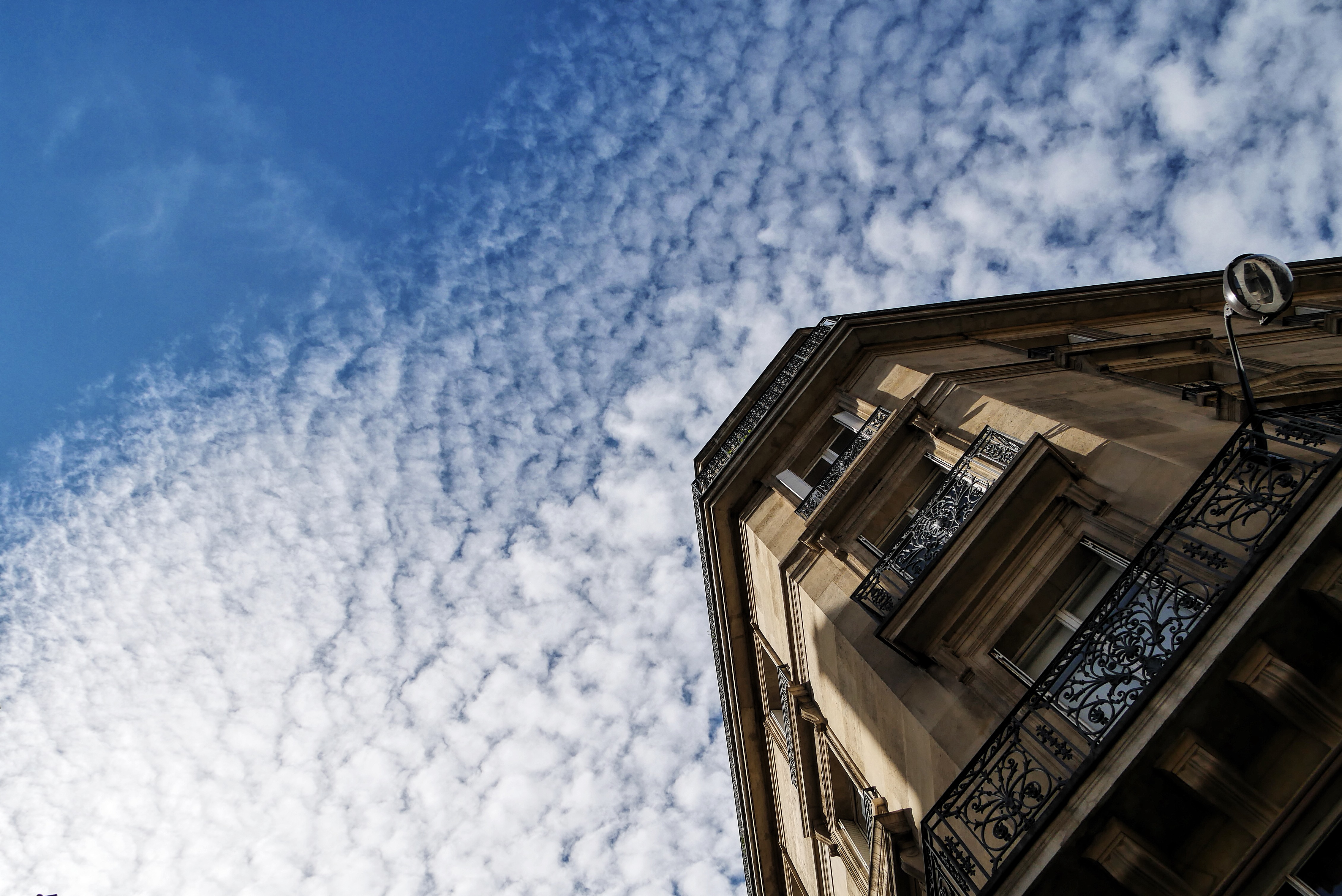 nuages-de-dentelle-dans-le-ciel-parisien-photo-united-states-of-paris-blog