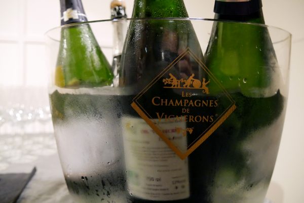 champagnes-de-vignerons-independant-degustation-parmesan-idee-apero-photo-by-blog-united-states-of-paris