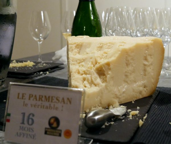 parmesan-16-mois-aop-vache-frissone-champagnes-de-vignerons-idee-apero-avis-photo-by-blog-usofparis