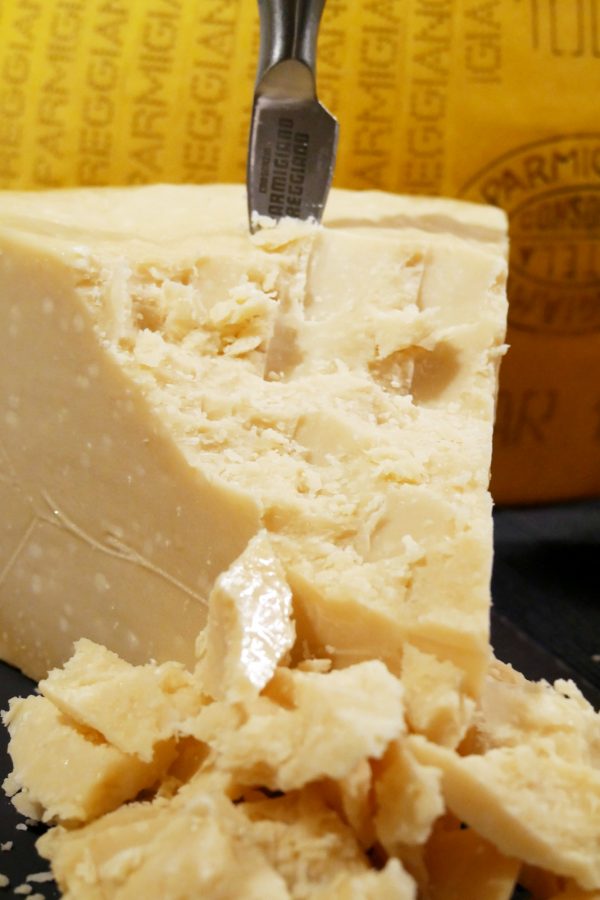 parmesan-24-mois-vache-brune-parmigiano-reggiano-aop-idee-apero-degustation-photo-by-blog-united-states-of-paris
