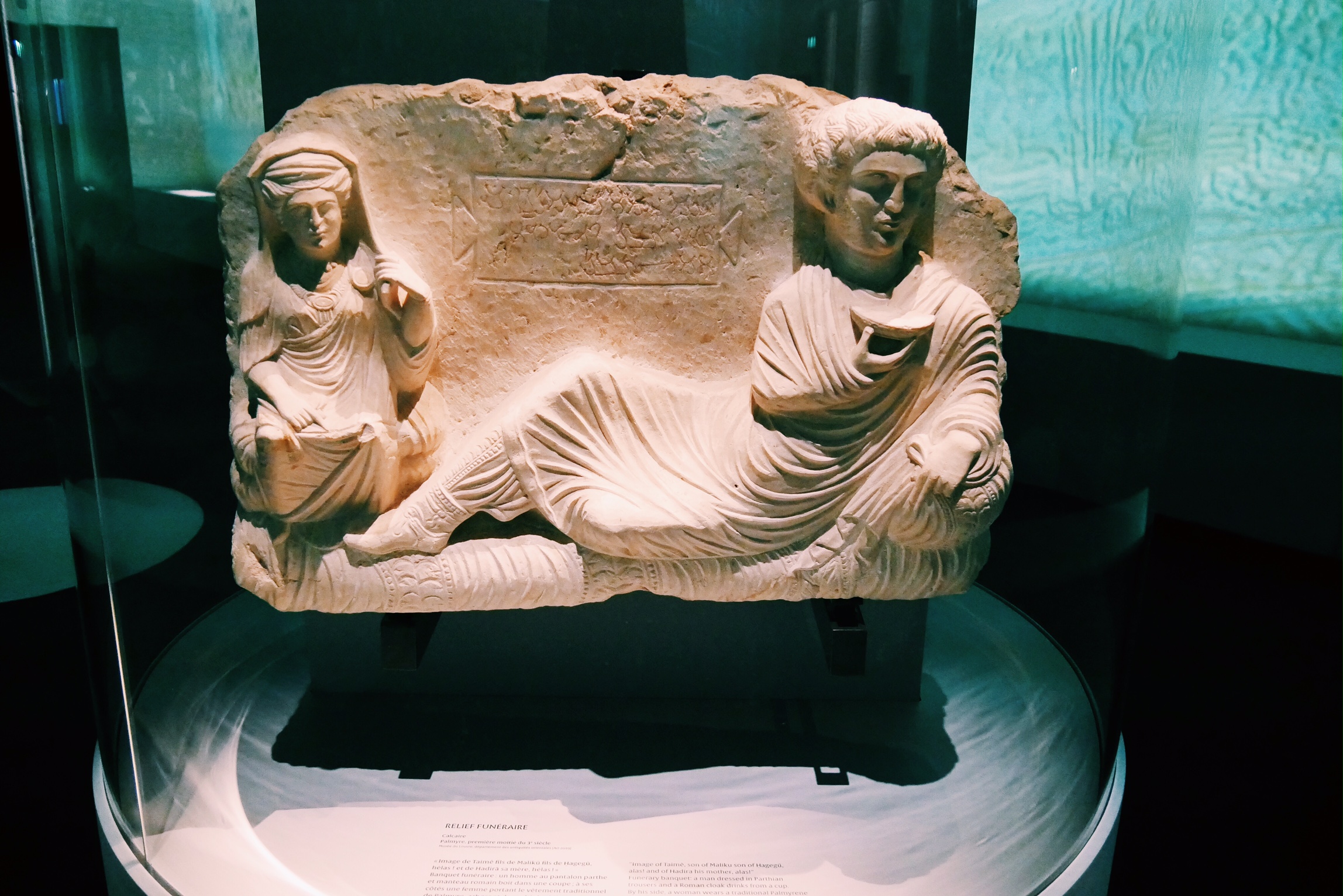 Relief-funéraire-calcaire-Palmyre-Musée-du-Louvre-Exposition-Sites-Eternels-Grand-Palais-Paris
