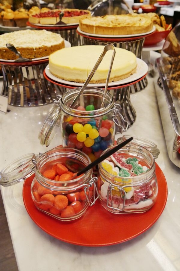 Brunch restaurant le W Hotel Warwick Paris buffet sucré pots bonbons photo usofparis