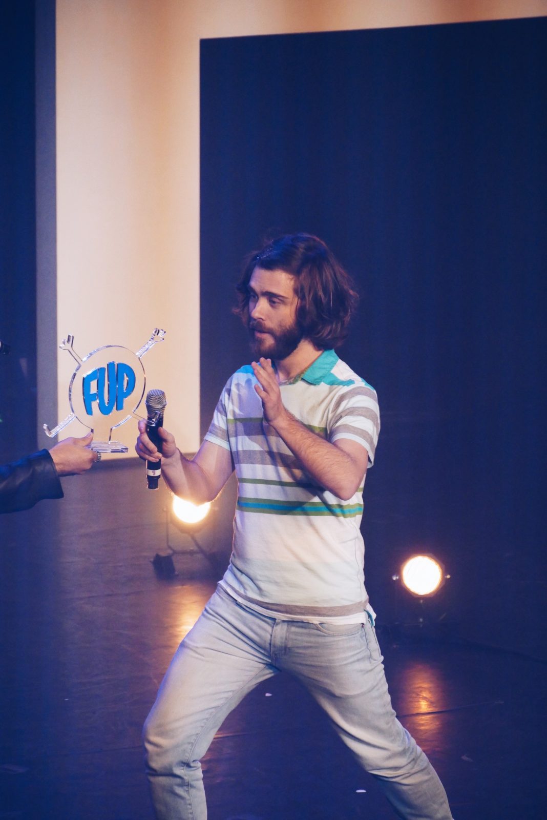 Jean-Philippe-de-Tinguy-humoriste-Grand-Prix-du-FUP-2017-Festival-d-Humour-de-Paris-Bobino-photo-scène-usofparis-blog