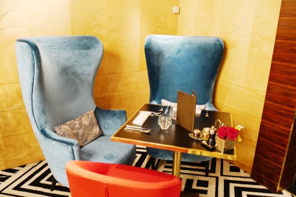 Restaurant le W Hotel Warwick Paris champs-élysées table fauteuils photo usofparis blog