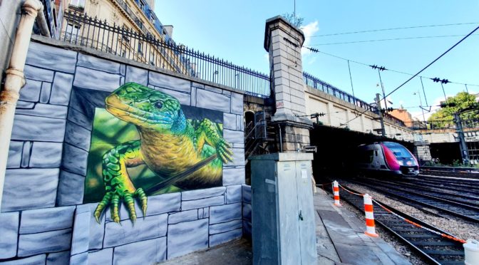 Street art à la Gare Saint-Lazare : Etien en impose avec son lézard